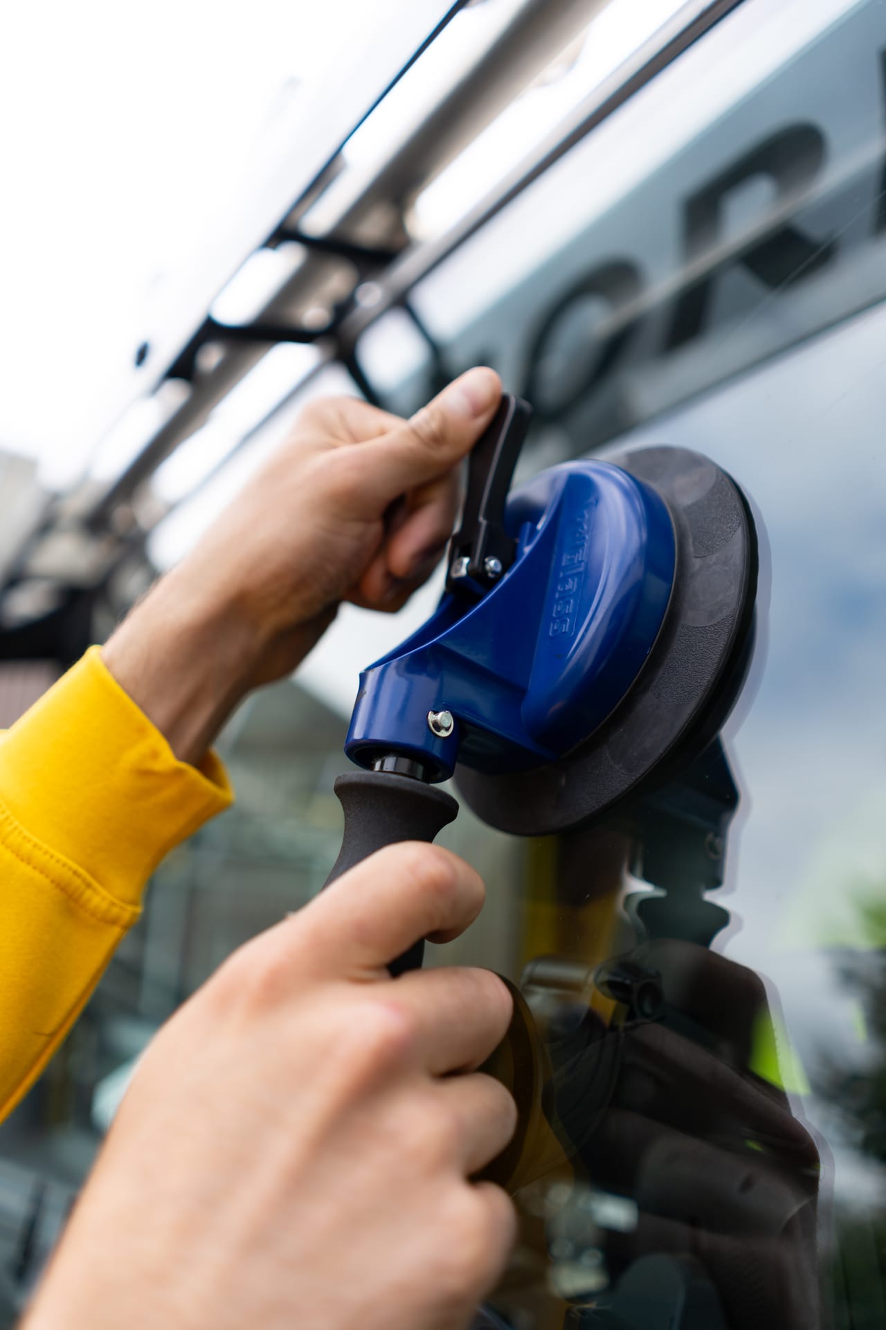 Van-Horn-Techniker setzt Saugnapf am Atego an, Scheibenreparatur in der Werkstatt