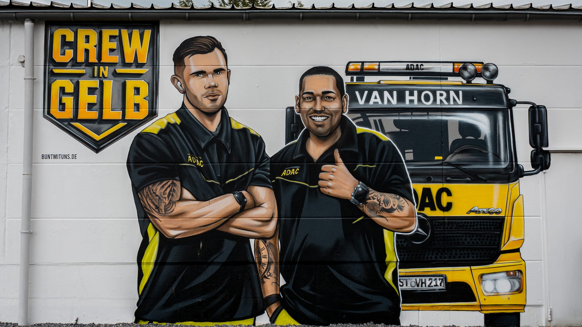 Crew-in-Gelb-Wandbild am Van-Horn-Standort in Greven, Jan und Marcel mit Atego